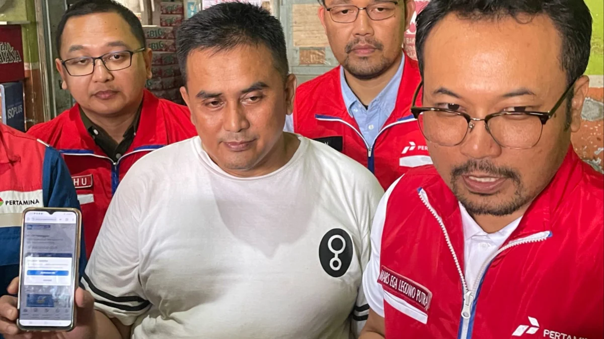 Pangkalan PT. Budi Citra Perkasa, Jl Panaris Padalarang, KBB, Syarief Hidayat Shofa dan Direktur Pemasaran Regional Pertamina Patra Niaga, Mars Ega Legowo Putra saat memperlihatkan penggunaan sistem MAP Lite. Sabtu (1/6). Dok Jabar Ekspres
