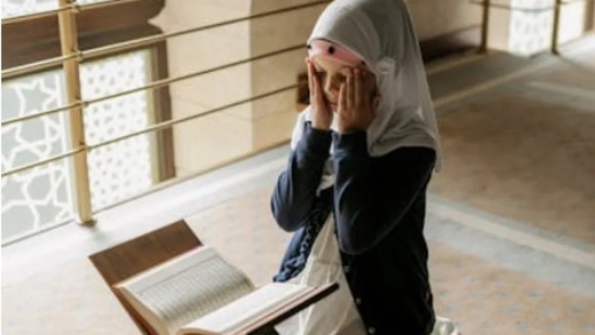 ILUSTRASI membaca Al quran dengan gangguan pada penglihatan. (pexels)