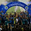 JUARA! 5 Bandros Siap Arak-arakan Persib Bandung Ist. PERSIB mengangkat trofi juara Liga 1 2023/2024 di Stadion Bangkalan, Jum'at, 31 Mei 2024 kemarin. Dok. Persib Bandung