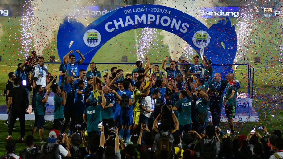 Ist. PERSIB mengangkat trofi juara Liga 1 2023/2024 di Stadion Bangkalan, Jum'at, 31 Mei 2024 kemarin. Dok. Persib Bandung