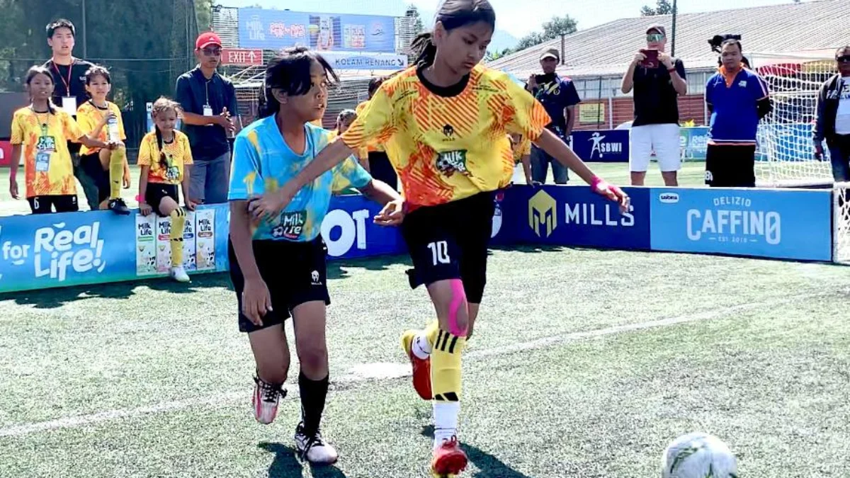 MilkLife Soccer Challenge - Bandung Series 1 2024 Berhasil Gelorakan Mimpi Pesepakbola Cilik Putri Kota Kembang Vanessa Putri (Kanan) pastikan gelar juara 1 on 1 Skill Challenge MilkLife Soccer Challenge - Bandung Series 1 2024, di Lapangan Progresif, Sabtu (22/6)