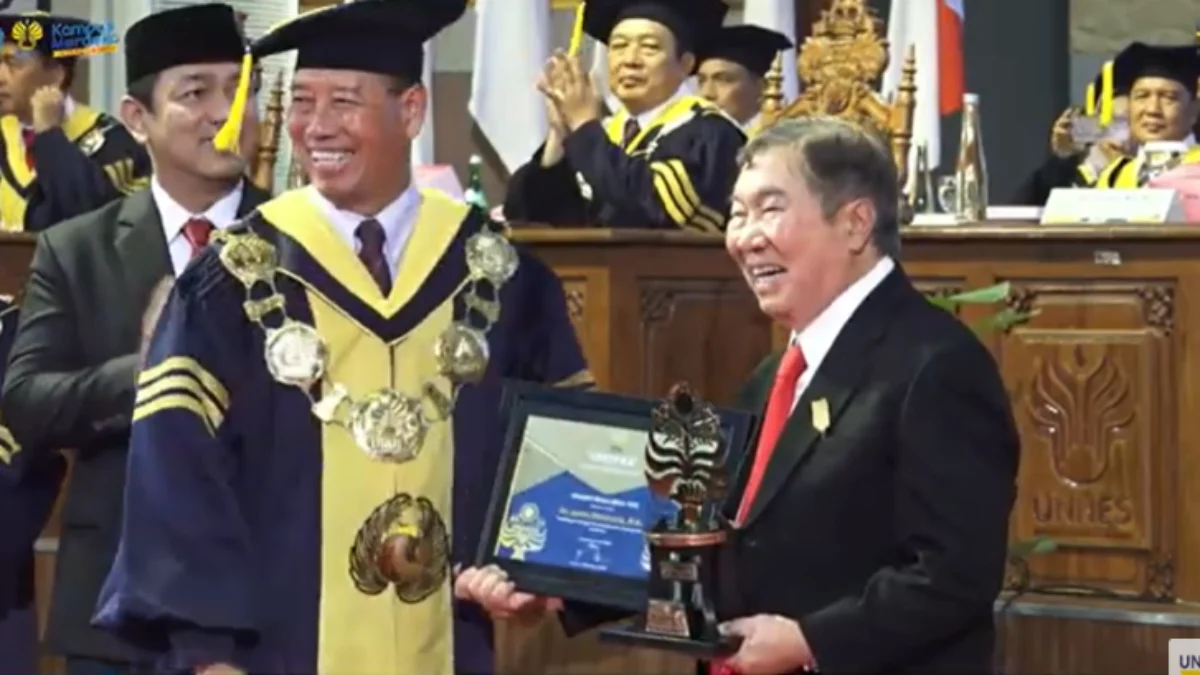 Penyerahan Upakarti Mrga-taru kepada Jansen Manansang, Founder TSI, Sabtu (8/6/2024).