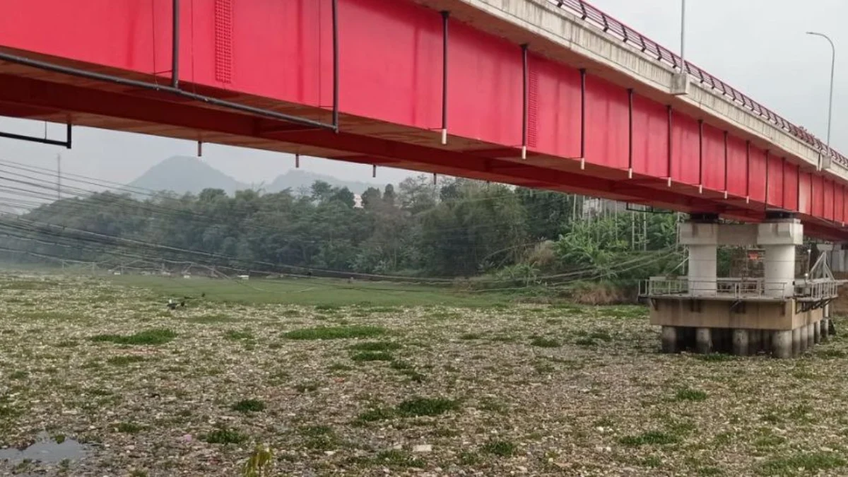 Ist. Tumpukan sampah di sungai Citarum, Babakan Sapan, KBB. Dok. Jabar Ekspres.