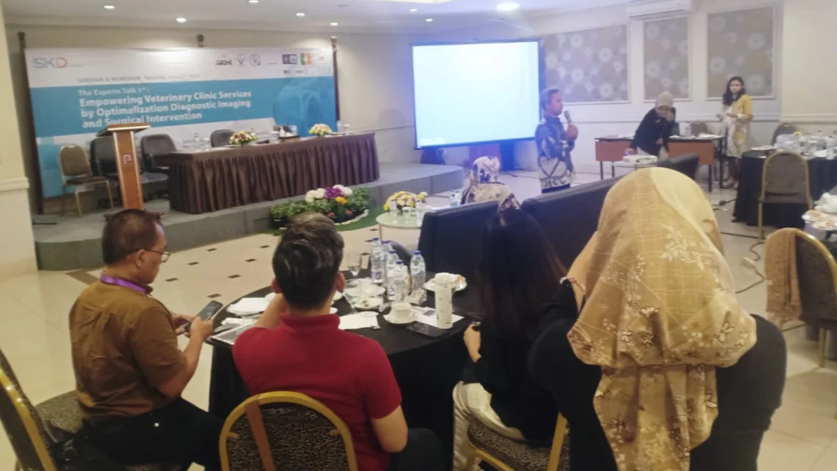 Ketua Umum Asosiasi Rumah Sakit Hewan Indonesia, Prof. Deni Noviana dalam seminar bertajuk 'The Experts Talk: Empowering Veterinary Clinic Services by Optimalization Diagnostic Imaging and Surgical Intervention', Sabtu (22/6). (Yudha Prananda / Jabar Ekspres)