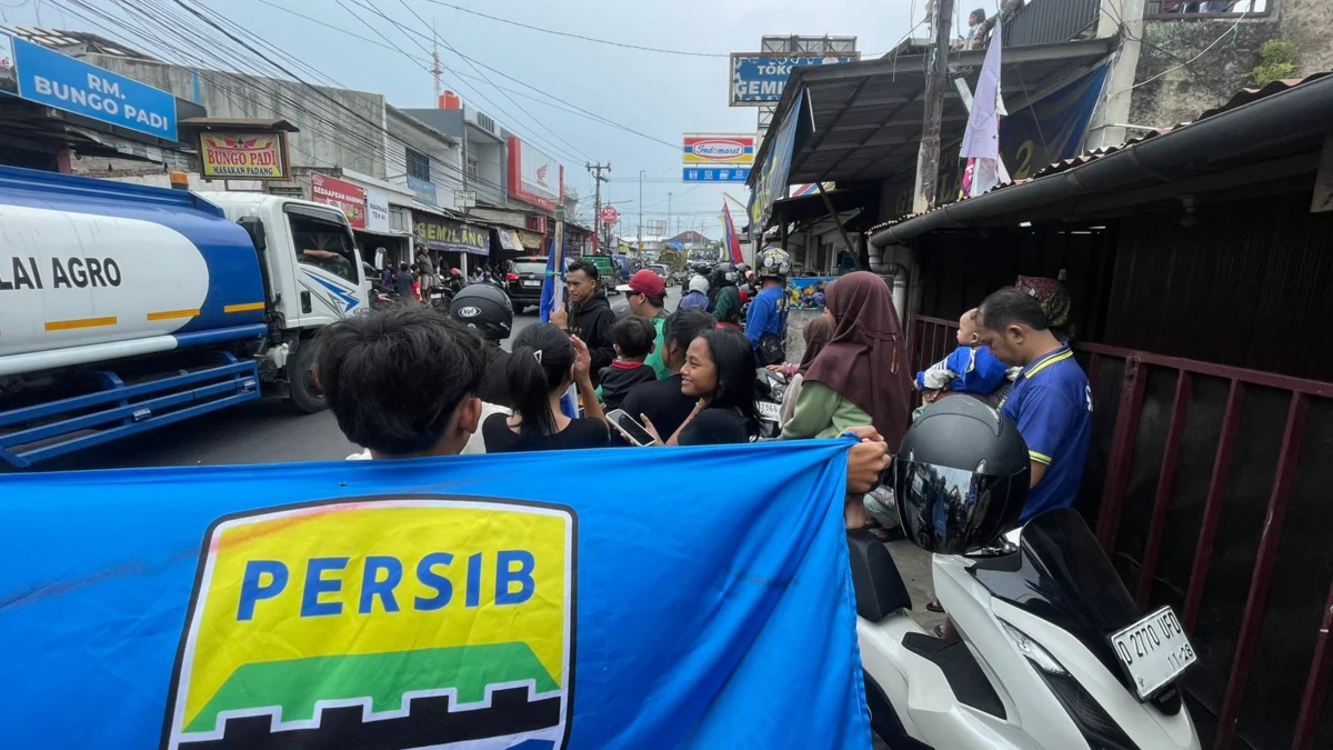 Bobotoh mulai padati Jalan Panaris Kawasan Stasiun KCIC Padalarang, Kabupayen Bandung Barat. Sabtu (1/6). Dok Jabar Ekspres
