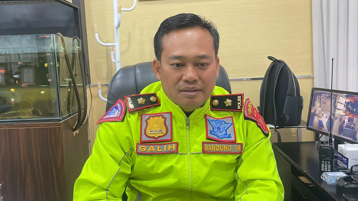 Kasatlantas Polresta Bandung, Kompol Galih Apria saat memberikan keterangan terkait pengambilan raport untuk Ilham. Foto Agi Jabar Ekspres