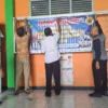 Tim Saber Pungli Kota Banjar bersama pihak sekolah memasang spanduk himbauan terkait larangan praktik pungli dalam pelaksanaan PPDB di sekolah, 12 Juni 2024. (Istimewa)