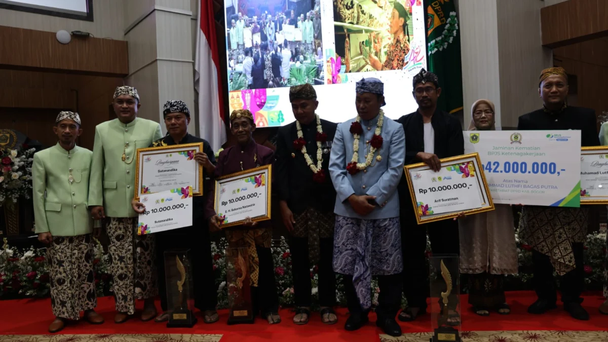 Peringatan HJB ke-542, DPRD Kabupaten Bogor Bagi-bagi penghargaan Peringatan HJB ke-542, DPRD Kabupaten Bogor Bagi-bagi penghargaan