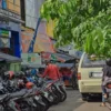 Nampak parkir kendaraan roda dua memadati area masuk ke Pasar Banjar. Lokasi parkir yang semoit dikeluhkan para pedagang, karena menyulitkan bagi pengunjung. (Cecep Herdi/Jabar Ekspres)