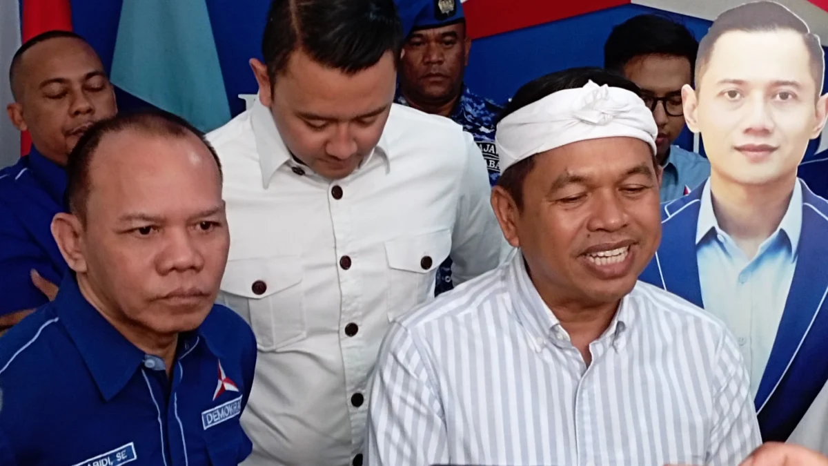 "Nganjang" ke Demokrat Jabar, Ini Kata Dedi Mulyadi Dok. Dedi Mulyadi (kanan) usai kunjungi DPD Demokrat Jabar, Rabu (5/6). Foto. Sandi Nugraha
