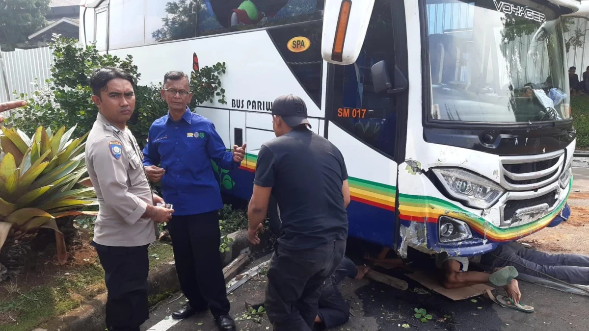 Bus yang tergelincir saat hendak pergi study tour mahasiswa ITB di Kecamatan Jatinangor, Kabupaten Sumedang. (Kapolsek Jatinangor, Kompol Roger Thomas for Jabar Ekspres)