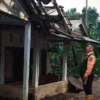Petugas lapangan BPBD Kabupaten Bandung Barat saat melakukan asesment di lokasi bencana angin puting beliung. Selasa (18/6). Foto istimewa (BPBD KBB)