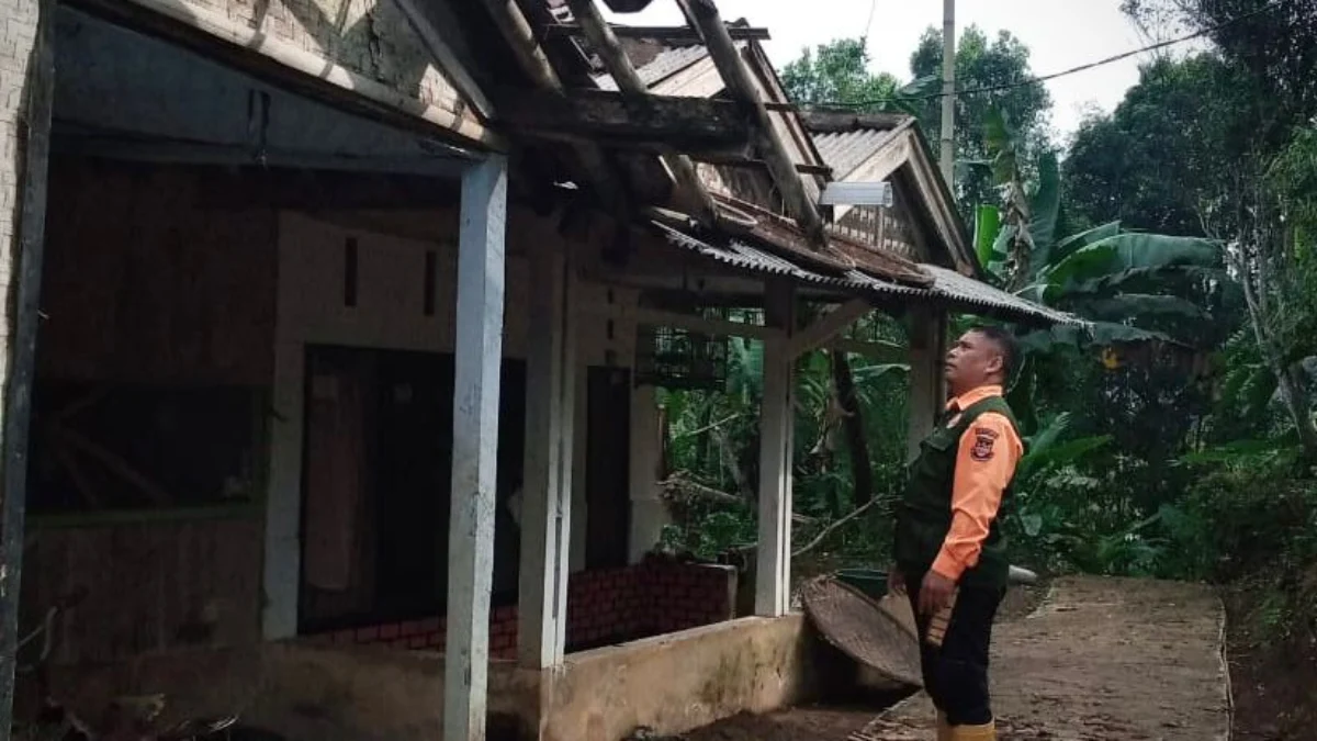 Petugas lapangan BPBD Kabupaten Bandung Barat saat melakukan asesment di lokasi bencana angin puting beliung. Selasa (18/6). Foto istimewa (BPBD KBB)