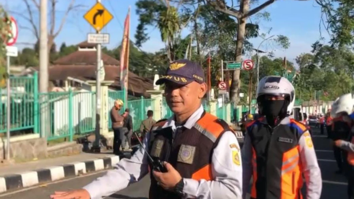 Pasca Penertiban PKL, Dishub Kabupaten Bogor Perbaiki PJU Rusak hingga Pasang CCTV Dishub saat mengatur lalu lintas, foto : Dishub Kabupaten Bogor