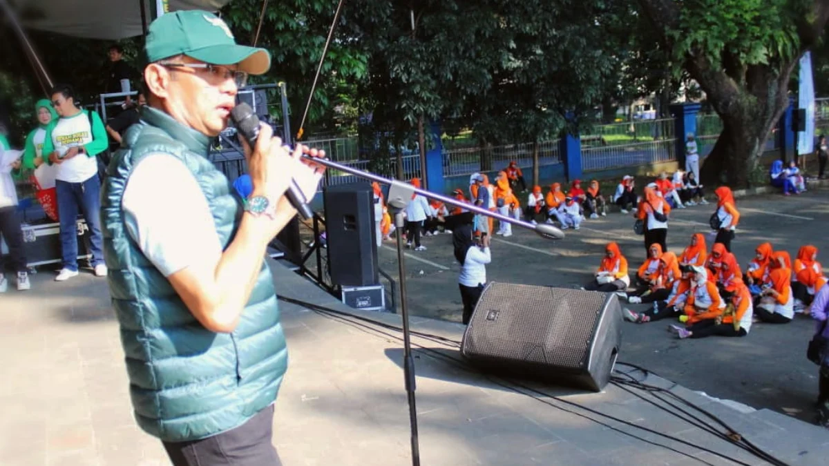 KORMI Dorong Masyarakat Kota Bogor Aktif dalam Kegiatan Olahraga Ketua KORMI Kota Bogor, Zaenul Mutaqin saat membuka acara Senam Massal di area parkir Stadion Pajajaran, Sabtu (8/6). (Yudha Prananda / Jabar Ekspres)