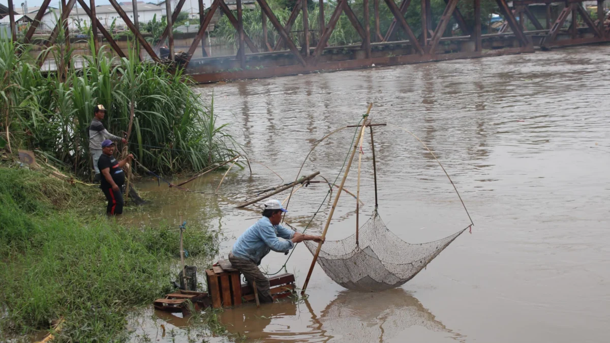 Warga menjaring ikan di area DAS Sungai Citarum, kawasan Dayeuhkolot, Kabupaten Bandung. (Pandu Muslim/Jabar Ekspres)