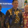 Kanwil BPN Jabar Serahkan Sertifikat Elektronik PT KAI pada Grand Launching Implementasi Sertifikat Elektronik Kepala Kepala Kantor Pertanahan Kota Banjar Syamsu Wijana (kanan), Kepala Kantor Wilayah BPN Provinsi Jabar Yuniar Hikmat Ginanjar (kanan) berfoto bersama Menteri ATR/BPN RI, Agus Harimurti Yudhoyono (AHY) (tengah) usai acara Grand Launching Sertipikat Elektronik di Gedung Sate Bandung, Minggu 9 Juni 2024. (Istimewa)