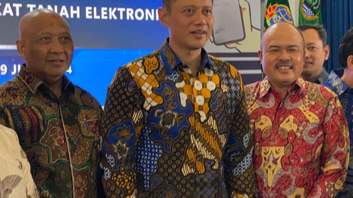 Kepala Kepala Kantor Pertanahan Kota Banjar Syamsu Wijana (kanan), Kepala Kantor Wilayah BPN Provinsi Jabar Yuniar Hikmat Ginanjar (kanan) berfoto bersama Menteri ATR/BPN RI, Agus Harimurti Yudhoyono (AHY) (tengah) usai acara Grand Launching Sertipikat Elektronik di Gedung Sate Bandung, Minggu 9 Juni 2024. (Istimewa)