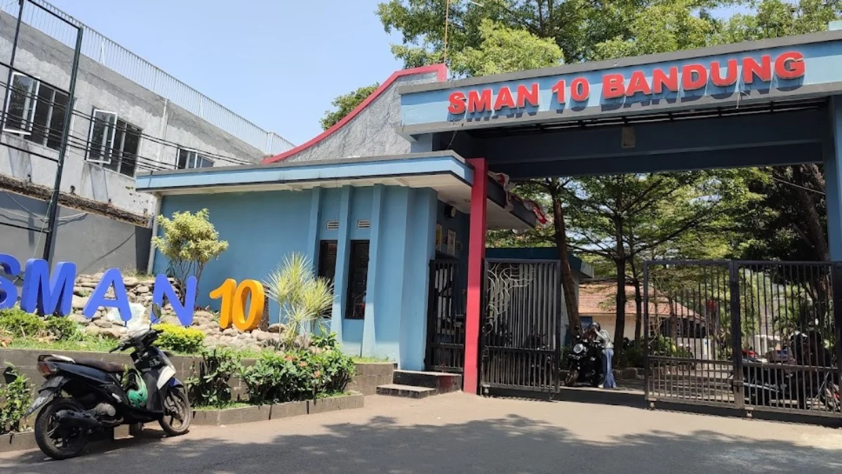 mantan Kepsek SMAN 10 Kota Bandung Ade Suryaman ditetapkan sebagai tersangka oleh ejari setelah diduga melakukan korupsi dana BOS pada 2020.