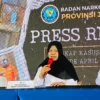 PLH Kepala BNNP Jabar Tri Wahyu Astuti SE (tengah) saat konferensi pers ungkap kasus Narkotika di Jabar periode April-Juni, di Alun Alun Paamprokan Kabupaten Pangandaran, Senin 24 Juni 2024. (Cecep Herdi/Jabar Ekspres)