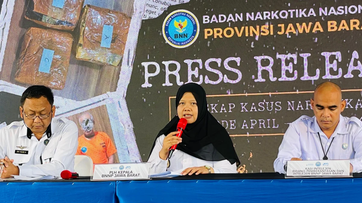 PLH Kepala BNNP Jabar Tri Wahyu Astuti SE (tengah) saat konferensi pers ungkap kasus Narkotika di Jabar periode April-Juni, di Alun Alun Paamprokan Kabupaten Pangandaran, Senin 24 Juni 2024. (Cecep Herdi/Jabar Ekspres)