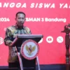 Sekretaris utama Badan Pembinaan Ideologi Pancasila (BPIP) Tonny Agung Arifianto saat menyampaikan sambutan dalam gelaran BPIP Goes to School di SMAN 3 Bandung, Selasa(25/6/24). (Pandu Muslim/Jabar Ekspres)
