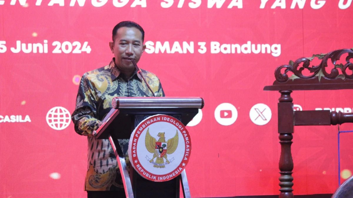 Goes To School ke SMAN 3 Bandung, BPIP Sebut Pentingnya Nilai Pancasila Bagi Generasi Muda Sekretaris utama Badan Pembinaan Ideologi Pancasila (BPIP) Tonny Agung Arifianto saat menyampaikan sambutan dalam gelaran BPIP Goes to School di SMAN 3 Bandung, Selasa(25/6/24). (Pandu Muslim/Jabar Ekspres)