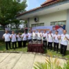 Kepala Kantor Wilayah BPN Provinsi Jawa Barat Yuniar Hikmat Ginanjar menandatangani prasasti saat peresmian gedung arsip BPN Kota Banjar, Rabu 12 Juni 2024. (Cecep Herdi/Jabar Ekspres)