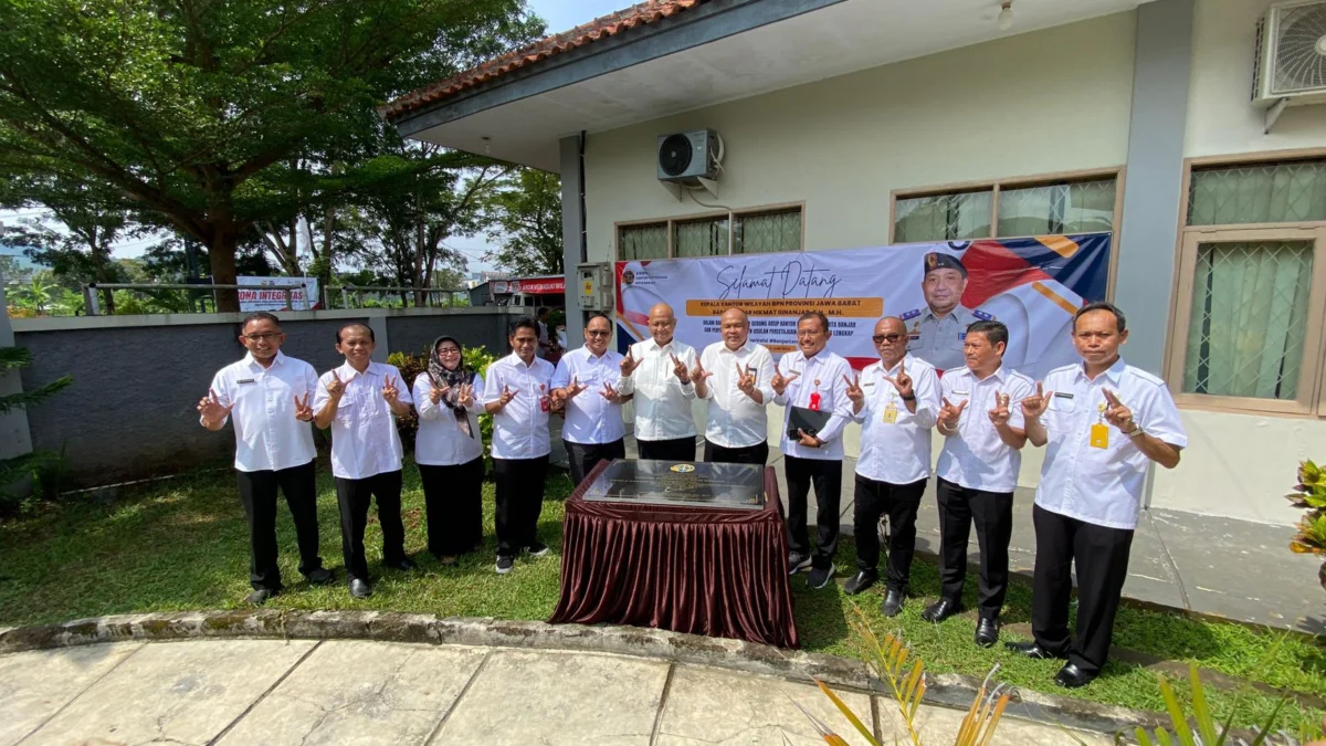 Kakanwil Jabar Resmikan Gedung Arsip BPN Banjar Kepala Kantor Wilayah BPN Provinsi Jawa Barat Yuniar Hikmat Ginanjar menandatangani prasasti saat peresmian gedung arsip BPN Kota Banjar, Rabu 12 Juni 2024. (Cecep Herdi/Jabar Ekspres)