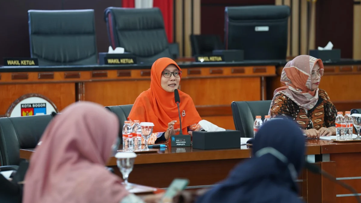 Ketua Badan Pembentukan Peraturan Daerah (Bapemperda) DPRD Kota Bogor, Anna Mariam Fadhilah (Tengah). (Foto: Humpro DPRD Kota Bogor)