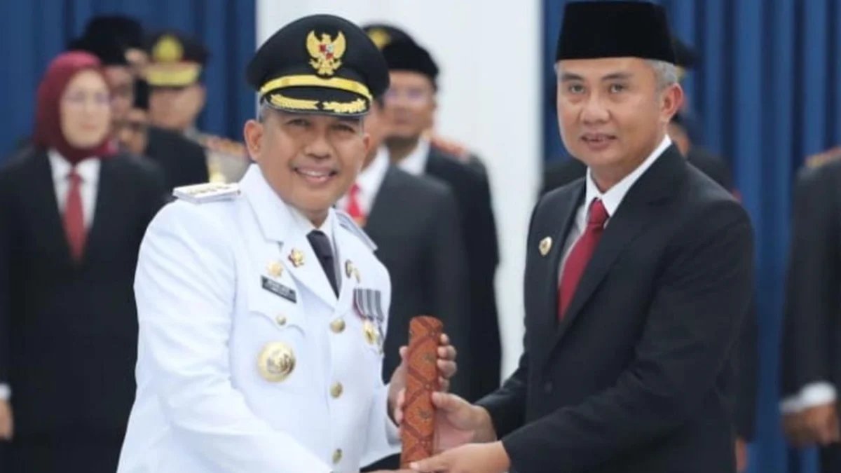 Ist. Pj Gubernur Jabar Bey Machmudin (kanan) saat lantik Arsan Latif (kiri) jadi Pj Bupati Bandung Barat.