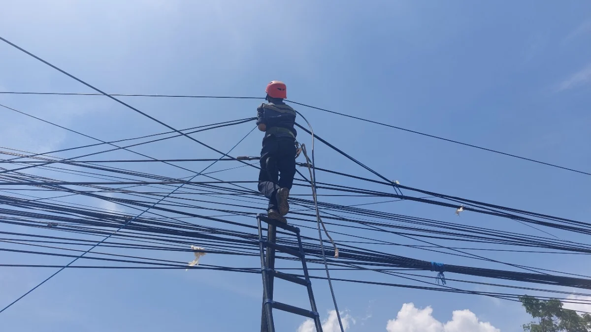 Demi Menjaga Kehandalan Jaringan, PLN Icon Plus Terus Melakukan Perapihan Kabel Fiber Optik Demi Menjaga Kehandalan Jaringan, PLN Icon Plus Terus Melakukan Perapihan Kabel Fiber Optik