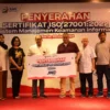Dari kiri foto bersama perwakilan manajemen PT. TSI Sertifikasi Internasional dan manajemen JNE Express