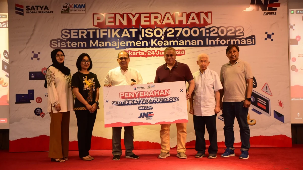 JNE Raih Sertifikasi ISO 27001:2022 untuk Sistem Manajemen Keamanan Informasi Dari kiri foto bersama perwakilan manajemen PT. TSI Sertifikasi Internasional dan manajemen JNE Express
