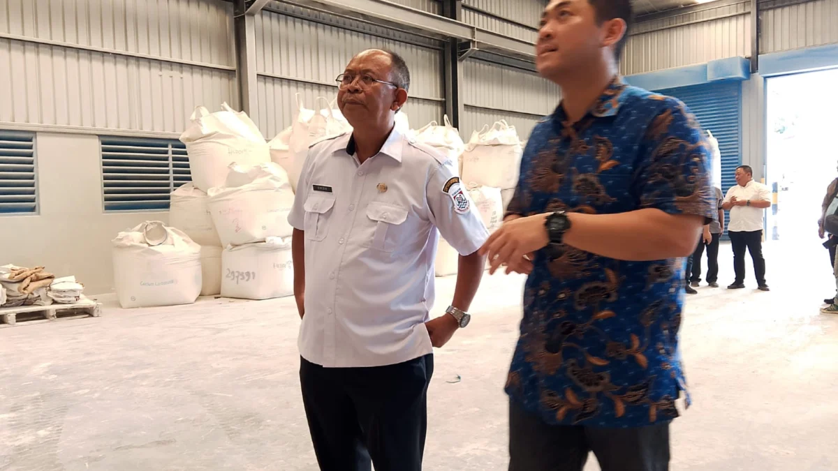 Doc. Sekretaris Daerah Kota Cimahi, Dikdik S. Nugrahawan Didampingi Direktur Utama PT. Indowira Putra Paint, Christoper Raymond saat Meninjau Aktivitas Kerja Perusahaan (Mong)