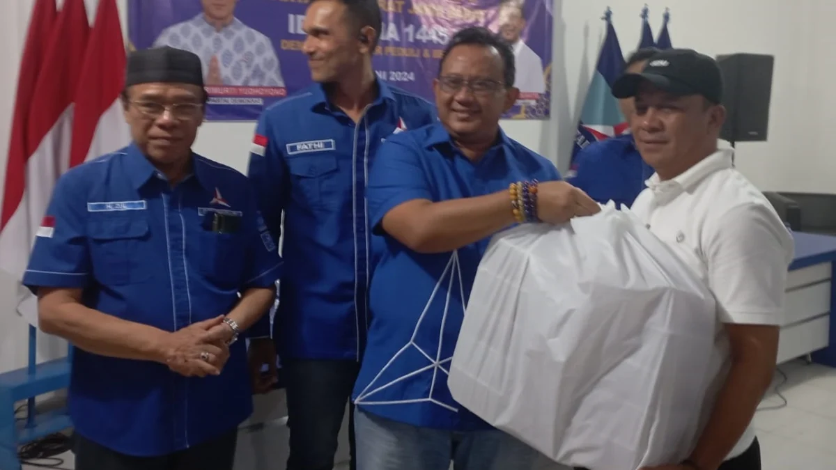 DPD Partai Demokrat Jawa Barat Bagikan Daging Kurban di 5 Wilayah DPD Partai Demokrat Jawa Barat memperingati Hari Raya Idul Adha 1445 Hijriah dengan memotong 8 Sapi hewan kurban.