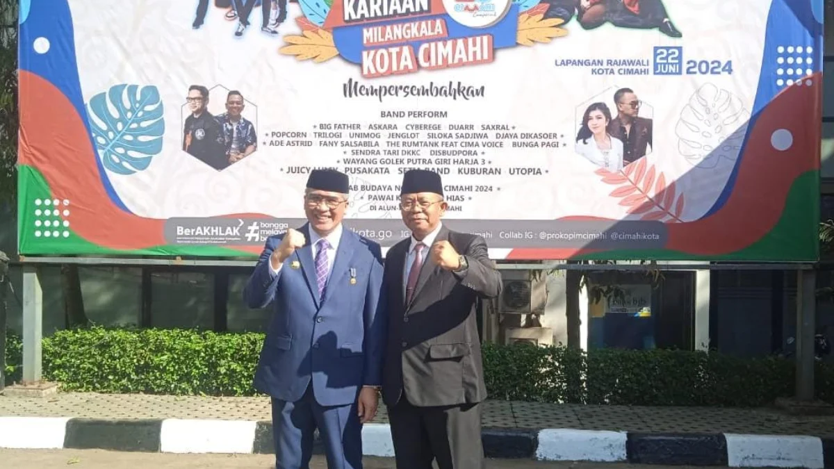 Doc. Pj Wali Kota Cimahi, Dicky Saromi (kiri) dan Sekretaris Daerah Cimahi, Dikdik S. Nugrahawan (kanan) usai upacara peringatan HUT Kota Cimahi ke-23 di Lapangan Apel Pemkot Cimahi, Jumat (21/6) (Mong)