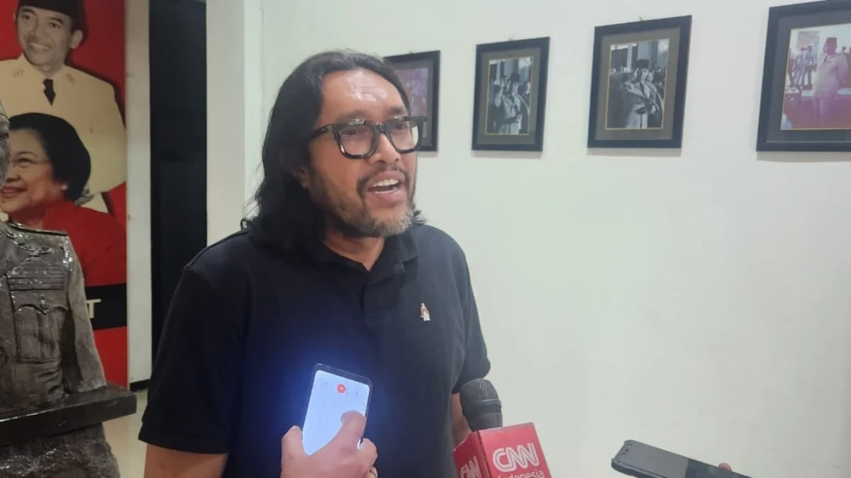 Ketua DPD Partai Demokrasi Indonesia Perjuangan Jawa Barat Ono Surono memberikan selamat untuk kemenangan Persib Bandung yang berhasil menyabet gelar juara Liga 1 Indonesia 2023/2024.