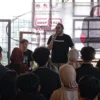 Ketua DPD PDI Perjuangan Jabar Ono Surono saat berdiskusi bersama Gen Z dan Milenial di wilayah Jalan Merdeka, Kota Bandung, Sabtu 22 Juni 2024.
