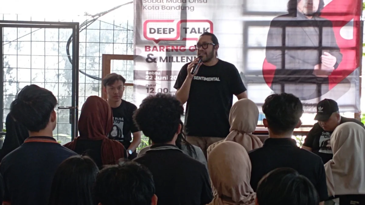 Ketua DPD PDI Perjuangan Jabar Ono Surono saat berdiskusi bersama Gen Z dan Milenial di wilayah Jalan Merdeka, Kota Bandung, Sabtu 22 Juni 2024.