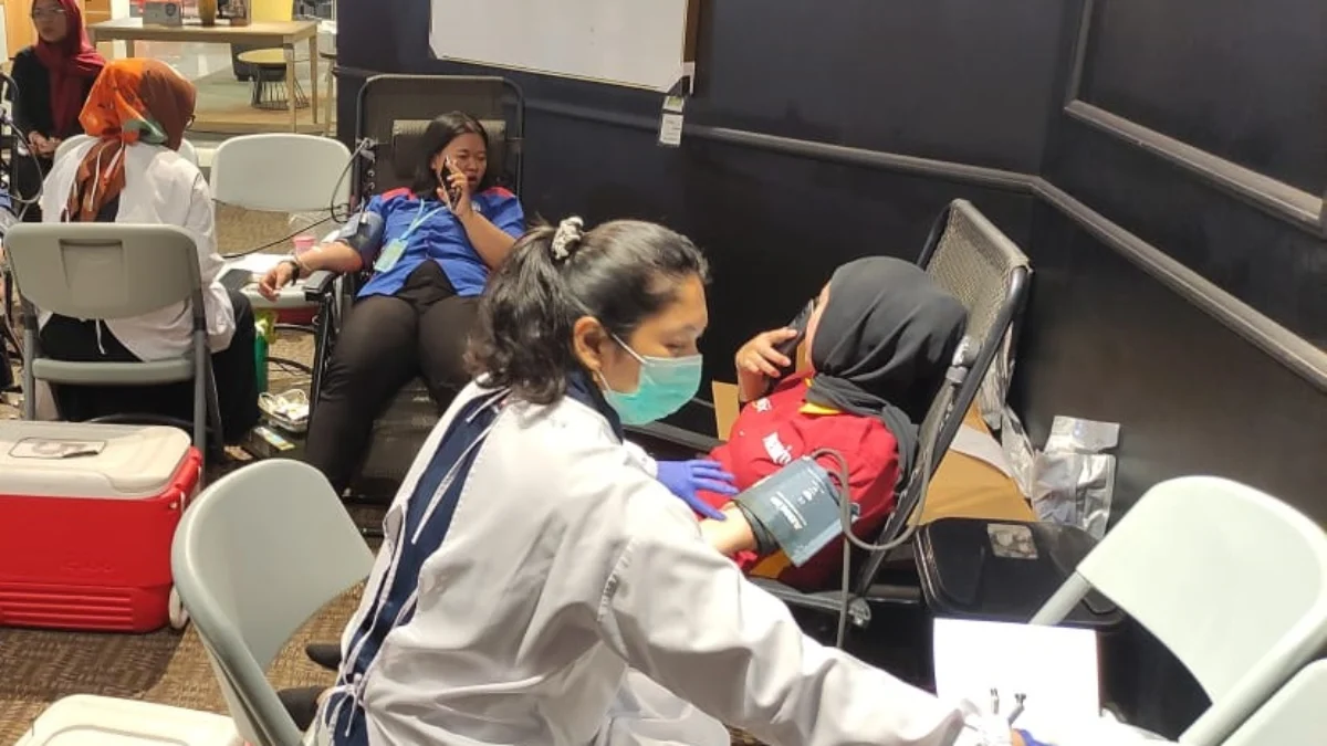 Puluhan warga dan karyawan Informa IBCC mengikuti kegiatan donor darah dalam rangka memperingati Hari Kelahiran Pancasila, Sabtu 1 Juni 2024.