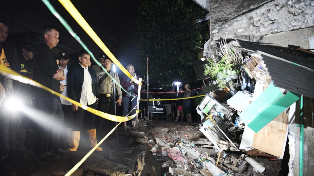 Pj Gubernur Jawa Barat Bey Machmudin meninjau lokasi pipa PDAM yang jebol di Jalan Cibangkong Lor, RW 005, Kelurahan Maleer, Kecamatan Batununggal, Kota Bandung. Rabu (5/6/2024).(Foto: Biro Adpim Jabar)