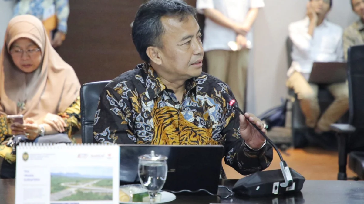 Pemdaprov Jabar Komitmen Bangun Ekonomi Hijau di Wilayah Bodebek Sekda Jabar Herman Suryatman mengikuti rapat bersama Menko Kemaritiman dan Investasi Luhut B Pandjaitan membahas mengenai Follow-up progres inisiatif perbaikan kualitas udara Jabodetabek di Kantor Kemenko Marves, Jakarta (6/6/2024). (Rizal FS/Biro Adpim Jabar).