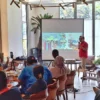 VP Corporate Communication Telkom, Andri Herawan Sasoko (tengah) bersama Race Director D&Dsport, Dardityo “Didit” Santoso (kiri) dalam acara pengenalan kepada para jurnalis tentang pelaksanaan event olahraga lari Digiland Run 2024.