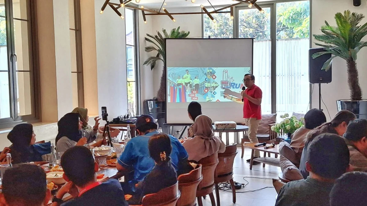 Telkom Gelar Digiland Run 2024 VP Corporate Communication Telkom, Andri Herawan Sasoko (tengah) bersama Race Director D&Dsport, Dardityo “Didit” Santoso (kiri) dalam acara pengenalan kepada para jurnalis tentang pelaksanaan event olahraga lari Digiland Run 2024.
