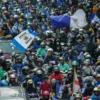 Lautan Biru Bobotoh yang datang dari berbagai daerah memadati ruas Jalan Pasteur, Kota Bandung, Sabtu(1/6/2024). (Pandu Muslim/Jabar Ekspres)