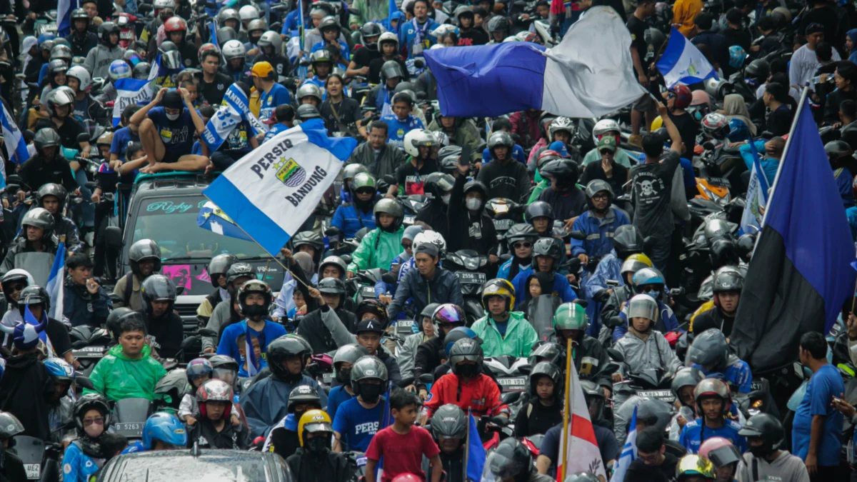 Lautan Biru Bobotoh yang datang dari berbagai daerah memadati ruas Jalan Pasteur, Kota Bandung, Sabtu(1/6/2024). (Pandu Muslim/Jabar Ekspres)