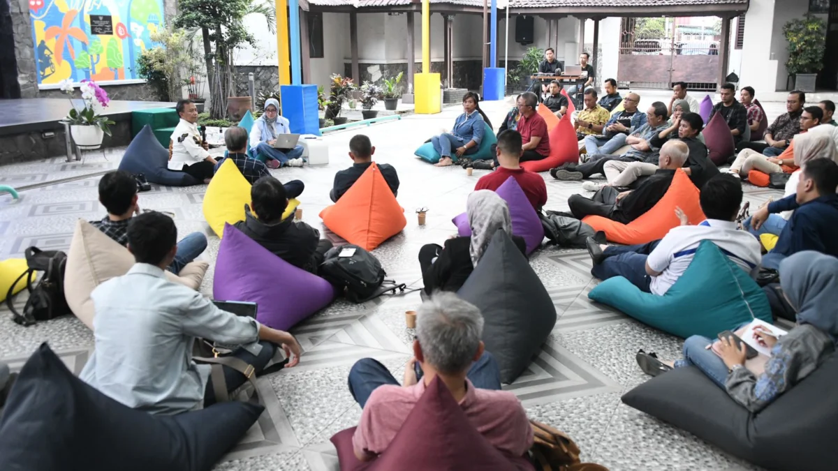 Sekda Jabar Herman Suryatman memberikan arahan dalam acara konsolidasi dengan Disparbud Jabar dan stakholder kepariwisataan Jabar di kantor Disparbud Jabar, Kota Bandung, Sabtu (8/6/2024).(Foto: Rizal FS/Biro Adpim Jabar)