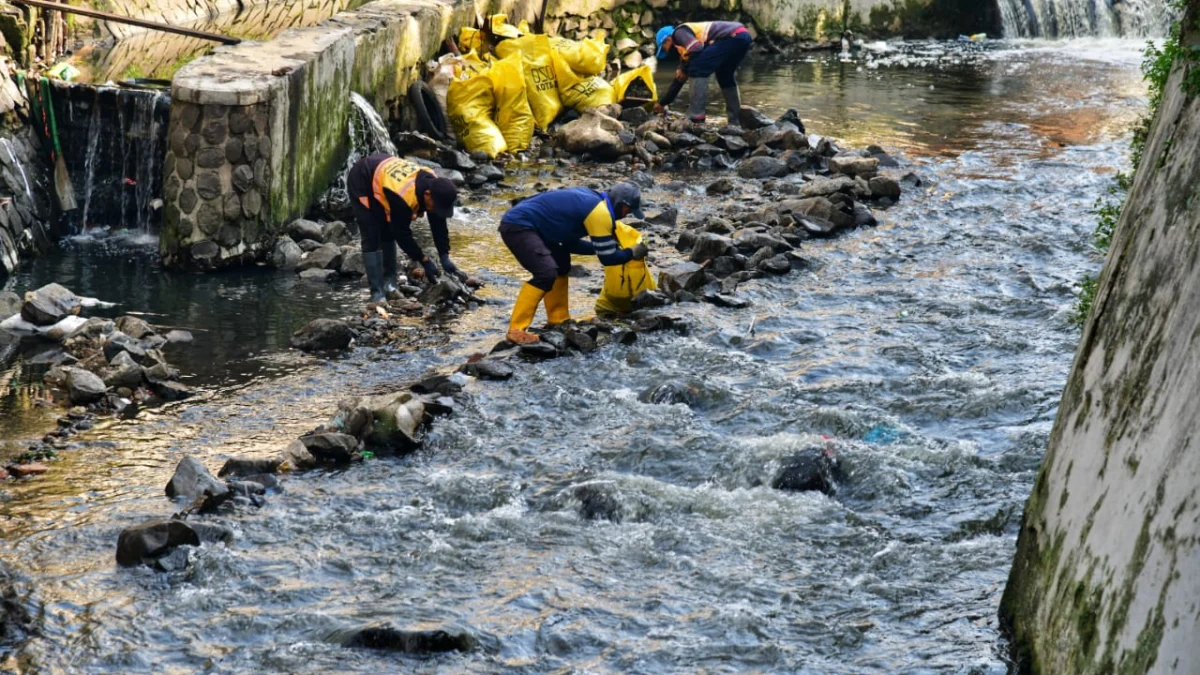 Sekretaris Daerah Provinsi Jawa Barat Herman Suryatman meninjau kondisi Saluran Babakan Irigasi Citepus dan diskusi bersama komunitas di Rumah BSF Magot di Kelurahan Cibadak, Kecamatan Astanaanyar, Kota Bandung, Minggu (9/6/2024).(Foto: Yogi Prayoga/Biro Adpim Jabar)