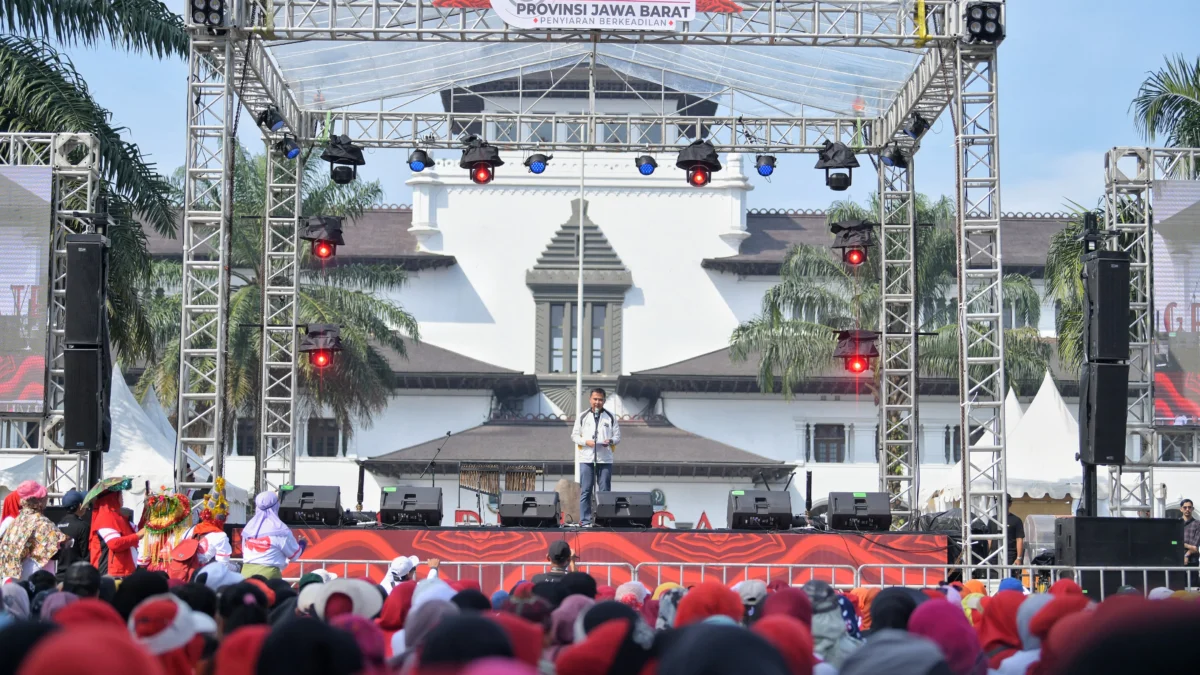 Penjabat Gubernur Jawa Barat Bey Machmudin meluncurkan program "Ayo Nonton TV dan Dengarkan Radio Terus" pada puncak Harsiarda 2024, di plaza depan Gedung Sate, Kota Bandung, Minggu (9/6/2024).(Foto: Biro Adpim Jabar)
